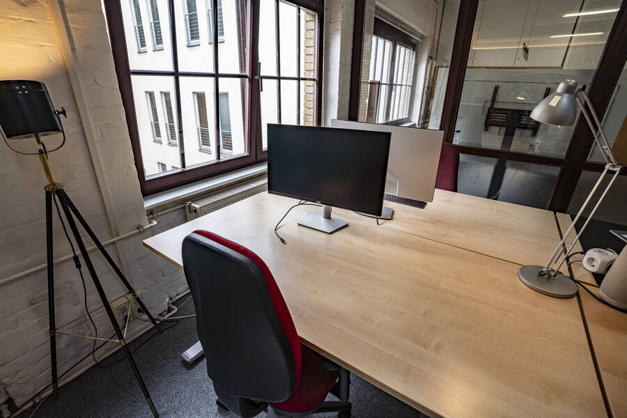 Eckplatz mit Monitor am Fenster