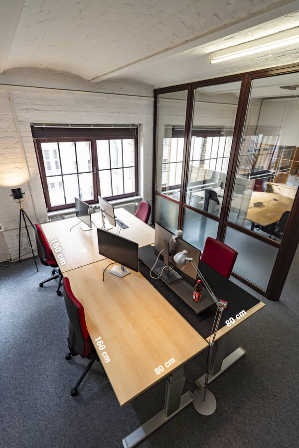 Arbeitsplätze an der Glastrennwand